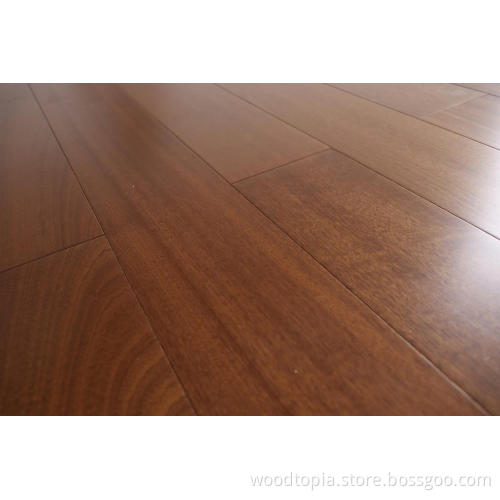 Piso de parquet de madeira escura de cor escura